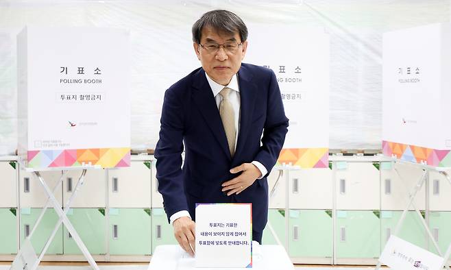 노태악 중앙선거관리위원장이 제21대 대통령 선거일인 3일 서울 서초구 서래초등학교에 설치된 방배본동 제2투표소에서 투표를 하고 있다. 뉴시스