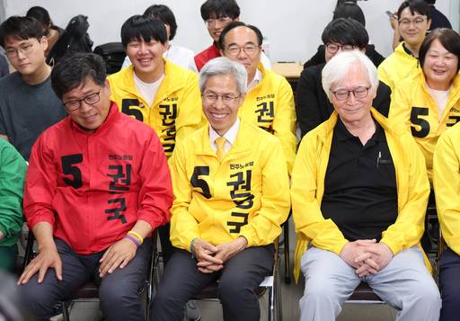 민주노동당 권영국 대선 후보가 3일 서울 구로구 민주노동당사에 마련된 선거캠프에서 21대 대통령 선거 출구조사 결과를 보며 미소&nbsp;짓고 있다. 뉴시스