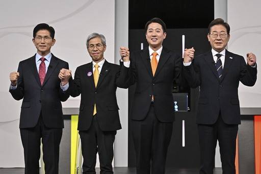 지난달 18일 서울 마포구 SBS프리즘타워에서 열린 중앙선거방송토론위원회 주관 21대 대통령선거 후보자 토론회에서 각 정당 대선 후보들이 기념촬영을 하고 있다. 뉴시스