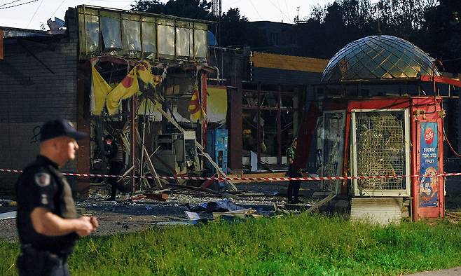 3일(현지시간) 러시아 공격으로 피해를 입은 우크라이나 체르니히우우 내 상점 모습. 로이터연합뉴스