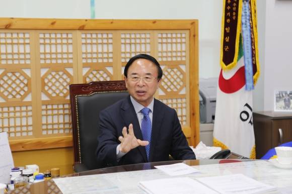 심민 전북 임실군수가 2일 집무실에서 가진 서울신문과의 인터뷰에서 미래 발전 전략에 대해 설명하고 있다. 임실군 제공