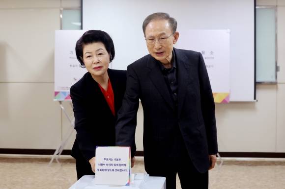 제21대 대선 투표하는 이명박 전 대통령 내외 - 이명박 전 대통령과 부인 김윤옥 여사가 제21대 대통령선거 투표일인 3일 서울 강남구 국민연금공단 서울남부지역본부에 마련된 논현1동제3투표소에서 투표하고 있다. 2025.6.3 연합뉴스