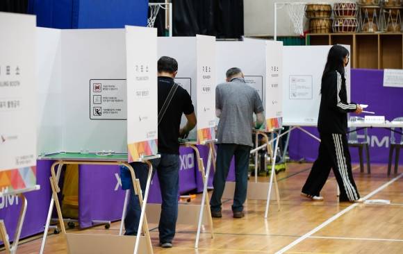 제21대 대통령선거일인 3일 오전 제주시 오라초등학교에 마련된 오라동 제2투표소에 소중한 권리를 행사하기 위한 시민들의 발걸음이 이어지고 있다. 2025.06.03 뉴시스