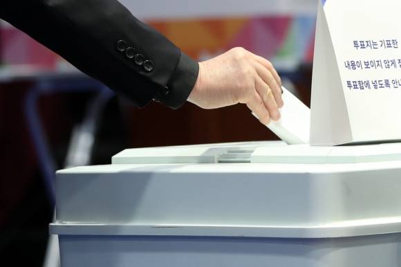 제21대 대통령 선거일인 3일 제주 용담1동 노인복지회관에 마련된 용담1동 제1투표소에서 유권자가 투표를 하고 있다. 기사와 관련 없는 사진. 2025.6.3 뉴스1