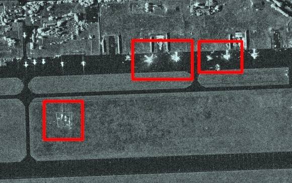우크라이나는 1일(현지시간) 일인칭 시점(FPV) 드론을 동원, 러시아 공군기지 4곳 이상을 기습해 70억 달러(약 9조 6900억원)의 피해를 강요했다고 밝혔다. 사진은 2일 미국 지구관측위성 기업 ‘카펠라 스페이스’ 위성으로 본 러시아 시베리아 이르쿠츠크주 벨라야 공군기지. 러시아 초음속 전략폭격기 투폴레프(Tu)-22M3 1기(사진 아래쪽 빨간 네모)와 장거리 전략폭격기 Tu-95MS 3기가 파괴되고 나머지 Tu-95MS 1기는 파손된 것으로 분석된다. 2025.6.3 로이터 연합뉴스(카펠라 스페이스 제공)