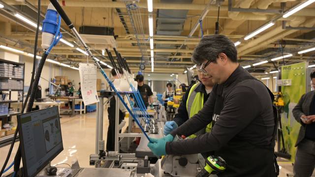 본지 김세영 기자가 클럽 조립 공정 중 페어웨이우드 헤드에 핫멜트를 주입하는 과정을 체험하고 있다.