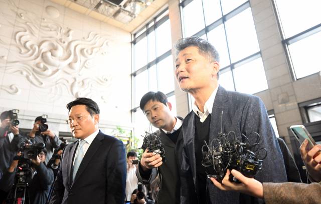 김범수 카카오 창업자가 지난 2023년 10월 23일 카카오의 SM엔터테인먼트 주가조작 의혹에 대한 조사를 받기 위해 서울 여의도 금융감독원에 출석하는 모습. 오승현 기자