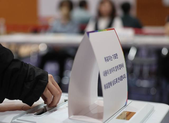 제21대 대통령 선거일인 3일 경남 창원시 마산합포구 해운중학교 1층 체육관에 마련된 월영동 제4·5 투표소에서 유권자들이 투표하고 있다. 창원=연합뉴스