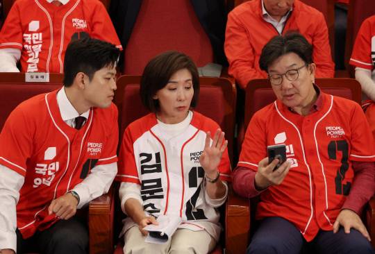 김용태(왼쪽) 국민의힘 비상대책위원장 등 참석자들이 3일 서울 여의도 국회도서관에 마련된 제21대 대통령선거 개표상황실에서 굳은 표정으로 대화를 나누고 있다. 연합뉴스