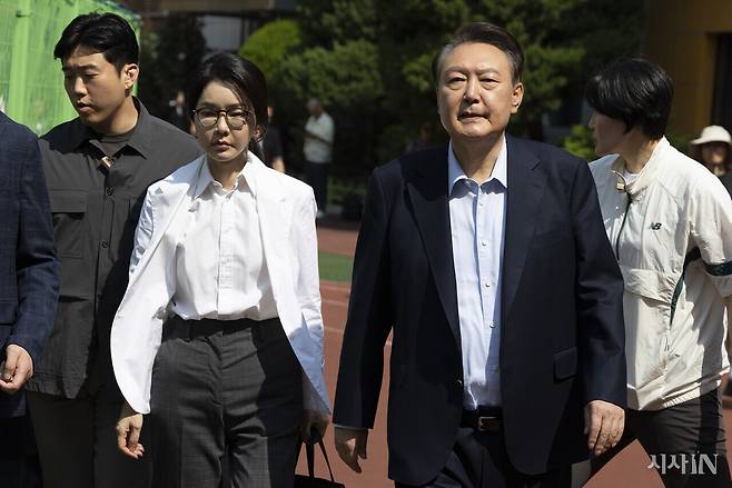 윤석열과 김건희씨가 제21대 대통령 선거일인 6월3일 오전 서울 서초구 원명초등학교에 마련된 서초4동 제3투표소에서 투표를 마치고 나와 이동하고 있다​​​​​​​. ⓒ시사IN 이명익