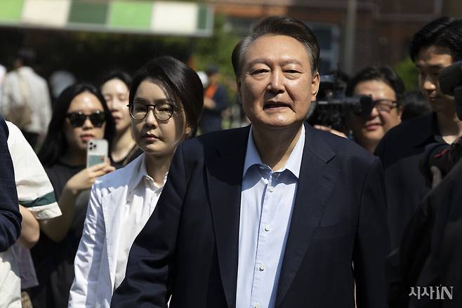 윤석열과 김건희씨가 제21대 대통령 선거일인 6월3일 오전 서울 서초구 원명초등학교에 마련된 서초4동 제3투표소에서 투표를 마치고 나와 이동하고 있다​​​​​​​. ⓒ시사IN 이명익