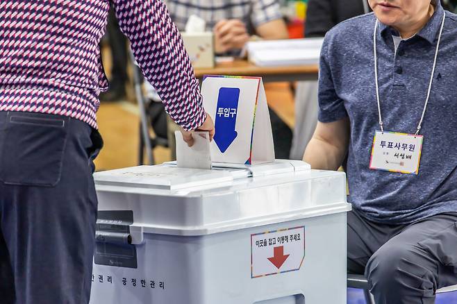 제21대 대통령선거 본투표일인 3일 서울 영등포구 영등포초등학교에 마련된 문래동 제1투표소에서 유권자들이 투표권을 행사하고 있다. 기사 내용과 무관한 자료 사진. ⓒ시사저널 최준필