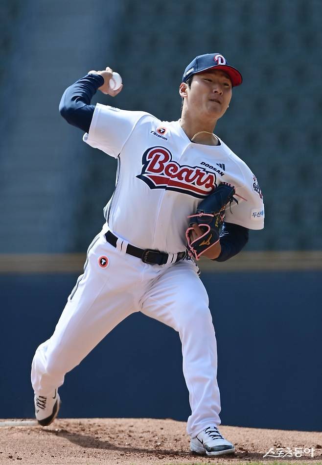 두산 곽빈이 3일 잠실 KIA전에서 올 시즌 첫 등판에 나섰다. 3이닝 1안타 5사사구 6탈삼진 3실점을 기록한 뒤 4회부터 배턴을 넘겼다. 스포츠동아 DB