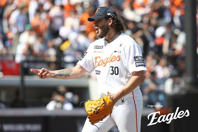 ▲ 한화 코디 폰세가 제스처를 취하고 있다. ⓒ한화 이글스