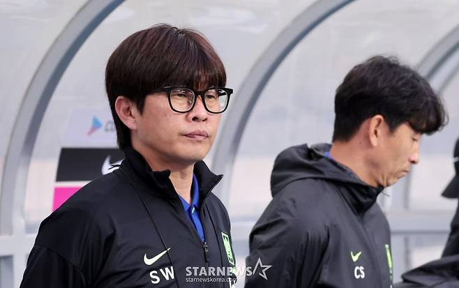 신상우 여자축구대표팀 감독이 2일 용인미르종합운동장에서 열린 국가대표평가전 대한민국과 콜롬비아의 경기에서 지휘하고 있다. /사진=강영조 선임기자