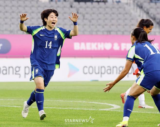 정민영이 2일 용인미르종합운동장에서 열린 국가대표평가전 대한민국과 콜롬비아의 경기에서 전반 초반 선제골을 성공시킨후 동료들과 자축하고 있다. /사진=강영조 선임기자