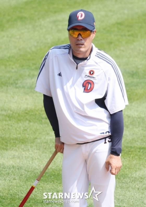 2025 신한 SOL Bank KBO리그 두산 베어스 대 KIA 타이거즈 경기가 3일 서울 잠실야구장에서 열렸다. 두산 조성환 감독 대행이 선수들의 훈련을 지켜보고 있다. /사진=김진경 대기자
