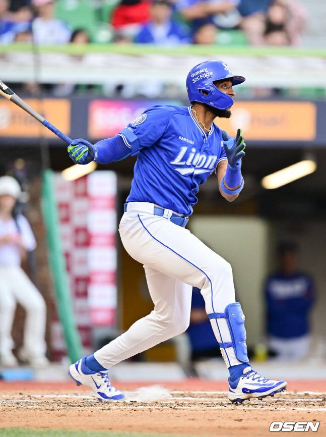 삼성 디아즈가 3일 SSG전 6회초 투런 홈런을 날리고 있다.