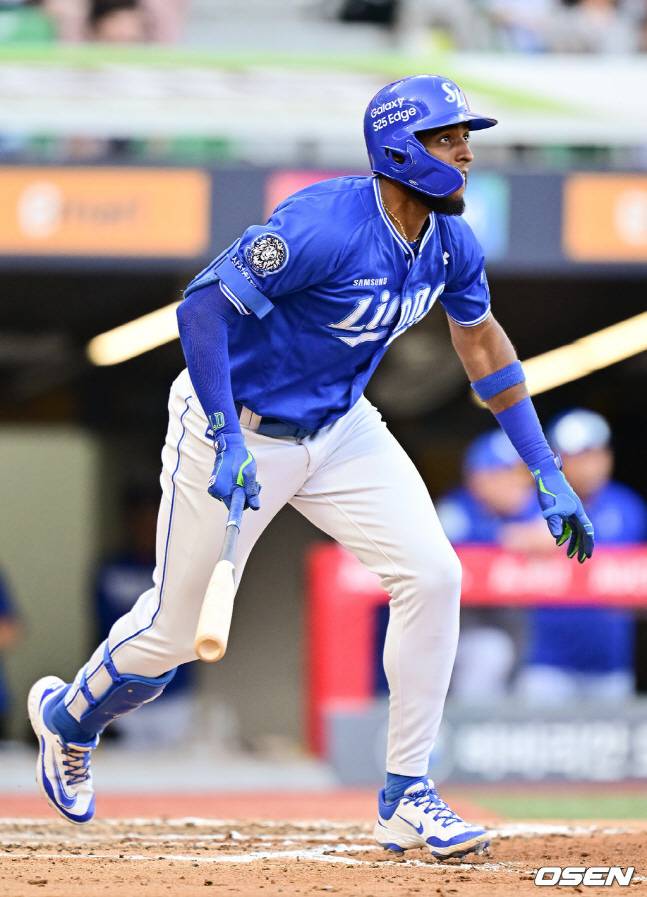 홈런을 날리고 타구를 바라보는 디아즈.