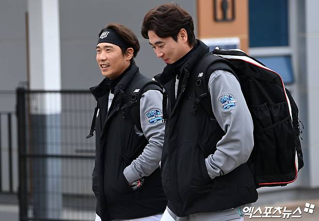 왼쪽부터 KT 위즈 박경수, 우규민. 엑스포츠뉴스 DB