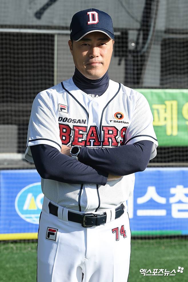 두산 조성환 코치가 16일 오전 서울 송파구 잠실야구장에서 열린 두산 베어스 41주년 창단기념식에 참석해 포토타임을 갖고 있다. 엑스포츠뉴스 DB