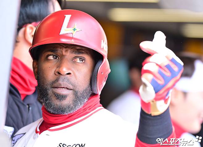 15일 오후 인천SSG랜더스필드에서 열린 '2025 신한 SOL Bank KBO리그' LG 트윈스와 SSG 랜더스의 시범경기, 2회말 1사 3루 SSG 에레디아가 이지영의 동점 적시타때 득점에 성공한 후 중계 카메라를 향해 포즈를 취하고 있다. 엑스포츠뉴스 DB