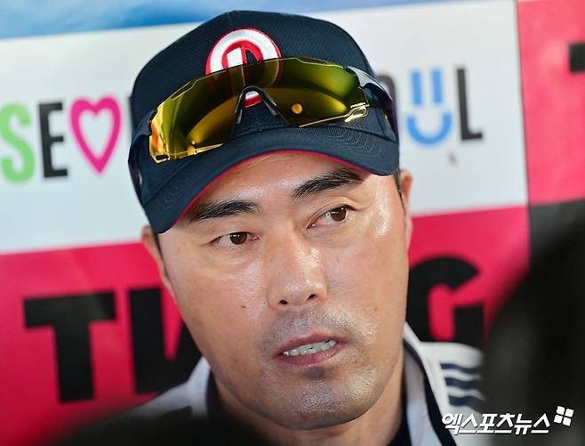 3일 오후 서울 송파구 잠실야구장에서 열리는 '2025 신한 SOL Bank KBO리그' KIA 타이거즈와 두산 베어스의 경기, 두산 조성환 감독대행이 취재진과 대화를 나누고 있다. 잠실, 김한준 기자