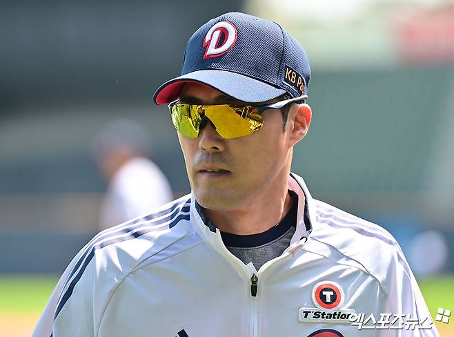 3일 오후 서울 송파구 잠실야구장에서 열리는 '2025 신한 SOL Bank KBO리그' KIA 타이거즈와 두산 베어스의 경기, 두산 조성환 감독대행이 브리핑을 위해 이동하고 있다. 잠실, 김한준 기자