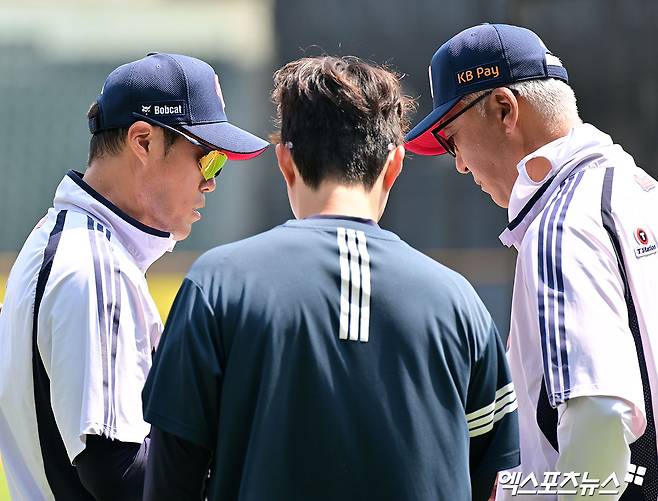 3일 오후 서울 송파구 잠실야구장에서 열리는 '2025 신한 SOL Bank KBO리그' KIA 타이거즈와 두산 베어스의 경기, 두산 조성환 감독대행이 고토 코치와 대화를 나누고 있다. 잠실, 김한준 기자