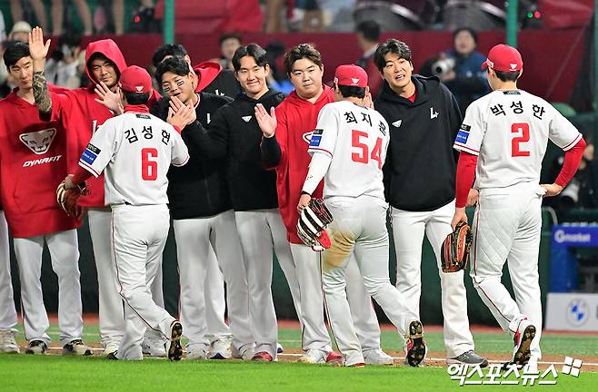 11일 오후 인천SSG랜더스필드에서 열린 '2025 신한 SOL Bank KBO리그' KIA 타이거즈와 SSG 랜더스의 더블헤더 2차전 경기, SSG가 선발 김광현의 호투에 힘입어 KIA에 5:1로 승리하며 더블헤더 싹쓸이 승리에 성공했다. 이날 경기에서 승리한 SSG 선수들이 기뻐하고 있다. 엑스포츠뉴스 DB