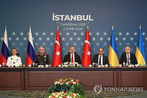 협상 중재 나선 튀르키예 (이스탄불 AFP=연합뉴스) 2일(현지시간) 튀르키예 이스탄불에서 튀르키예 중재로 러시아와 우크라이나의 2차 고위급 회담이 열렸다. 2025.06.02.
