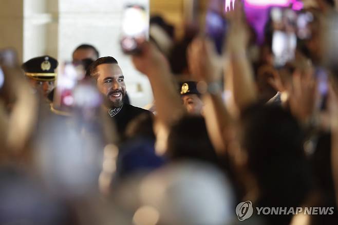 1일(현지시간) 지지자들과 인사하는 나이브 부켈레 엘살바도르 대통령 [산살바도르 EPA=연합뉴스. 재판매 및 DB 금지]