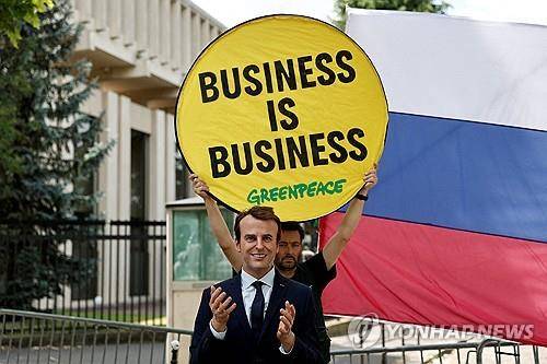 마크롱 밀랍 인형 훔쳐 시위한 그린피스 (파리 로이터=연합뉴스) 그린피스 프랑스 활동가들이 2일(현지시간) 파리 시내의 밀랍 인형 박물관에서 에마뉘엘 마크롱 대통령 인형을 훔쳐 러시아 대사관 앞에 설치하고 시위를 벌였다. 2025.06.02.