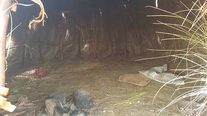 부룬디 트와족 마을 움집 내부 [김영완 제공. 재판매 및 DB 금지]