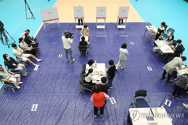 '대선 투표 참여하는 시민들' (대구=연합뉴스) 박세진 기자 = 제21대 대통령 선거일인 3일 대구 수성구 대구여고 체육관에 마련된 범어1동 제2투표소에서 투표가 이뤄지고 있다. 2025.6.3 psjpsj@yna.co.kr