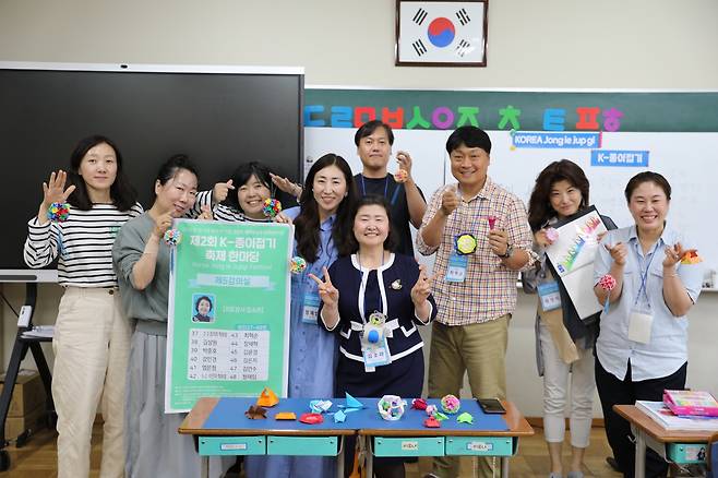 동경한국학교서 'K-종이접기 축제 한마당' 지난달 31일부터 이달 2일까지 일본 도쿄 소재 동경한국학교에서 '제2회 K-종이접기 축제 한마당'이 열렸다. 교사·학부모 등을 대상으로 열린 'K-종이접기 강사 세미나'. 사진 가운데 김소라 종이문화재단 서울동대문교육원장. [종이문화재단 제공. 재판매 및 DB 금지]