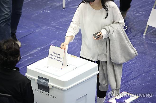 '대선 투표 참여하는 시민들' (대구=연합뉴스) 박세진 기자 = 제21대 대통령 선거일인 3일 대구 수성구 대구여고 체육관에 마련된 범어1동 제2투표소에서 투표가 이뤄지고 있다. 2025.6.3 psjpsj@yna.co.kr