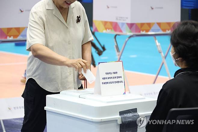 '시민들의 권리 행사…대선 투표 참여' (대구=연합뉴스) 박세진 기자 = 제21대 대통령 선거일인 3일 대구 수성구 대구여고 체육관에 마련된 범어1동 제2투표소에서 투표가 이뤄지고 있다. 2025.6.3 psjpsj@yna.co.kr