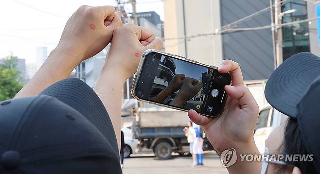 부부 인증샷 '찰칵' (인천=연합뉴스) 임순석 기자 = 제21대 대통령 선거일인 3일  인천 남동구 석천경로당에 마련된 간석4동 제2투표소에서 투표를 마친 한 부부가 인증샷을 촬영하고 있다. 2025.6.3 soonseok02@yna.co.kr