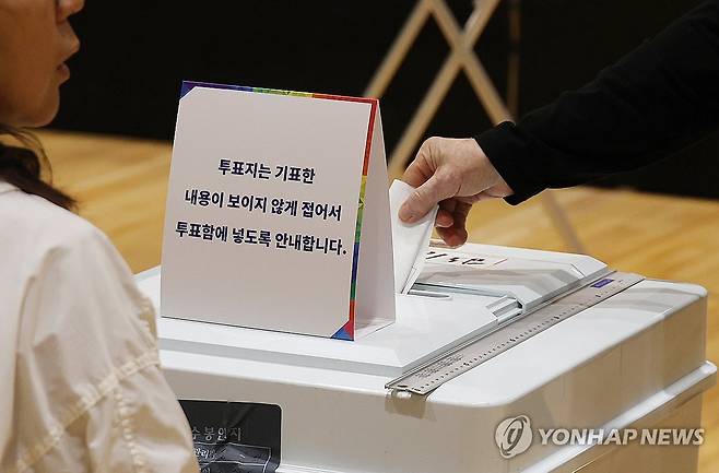 제주에서도 소중한 한 표 (제주=연합뉴스) 변지철 기자 = 제21대 대통령 선거일인 3일 오전 제주시 삼도1동 중앙초등학교 체육관에 마련된 투표소에서 유권자들이 투표하고 있다. 2025.6.3 bjc@yna.co.kr