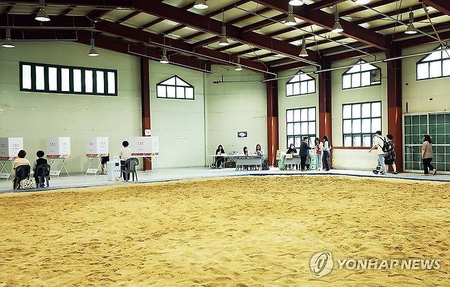 씨름장에서 투표하는 유권자들 (성남=연합뉴스) 홍기원 기자 = 제21대 대통령선거 투표일인 3일 경기도 성남시 중원구 성남종합운동장 실내씨름장에 마련된 성남동 제2투표소에서 유권자들이 투표하고 있다. 2025.6.3 xanadu@yna.co.kr