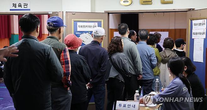 투표소 찾은 유권자들 (울산=연합뉴스) 김용태 기자 = 제21대 대통령 선거일인 3일 울산시 남구 신정중학교 체육관에 마련된 옥동 제3투표소에서 유권자들이 투표하기 위해 줄을 서서 기다리고 있다. 2025.6.3 yongtae@yna.co.kr