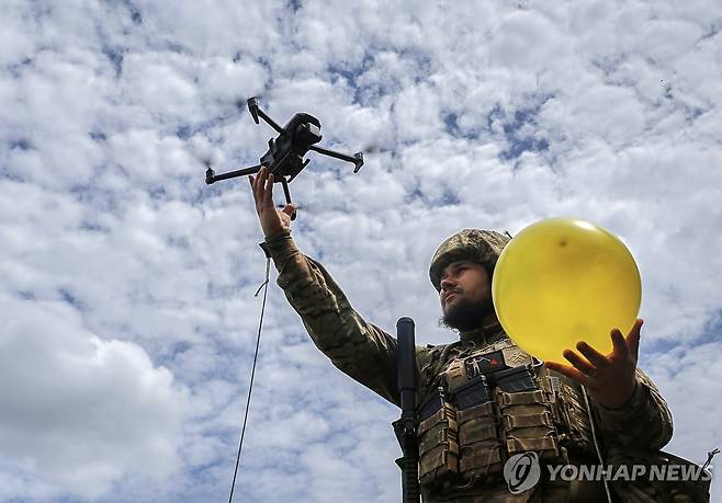 드론 훈련 중인 우크라이나 군인 [EPA=연합뉴스 자료사진]