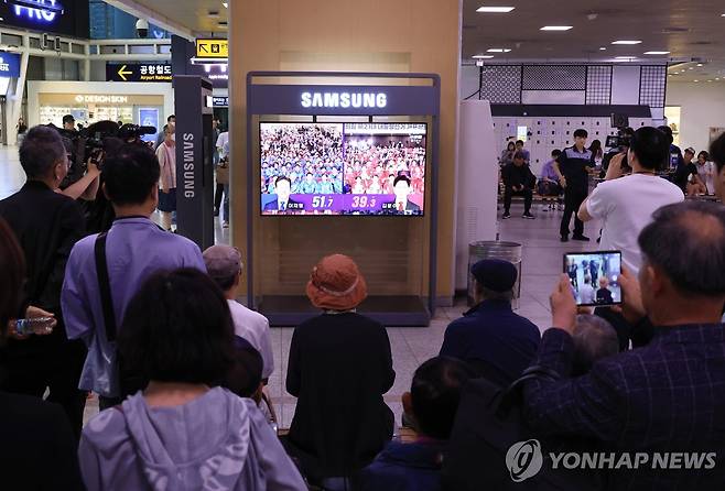 출구조사 발표 방송 지켜보는 시민들 (서울=연합뉴스) 최재구 기자 = 제21대 대통령선거가 치러진 3일 서울역 대합실에서 시민들이 TV를 통해 선거 출구조사 결과 발표 방송을 지켜보고 있다. 2025.6.3 jjaeck9@yna.co.kr