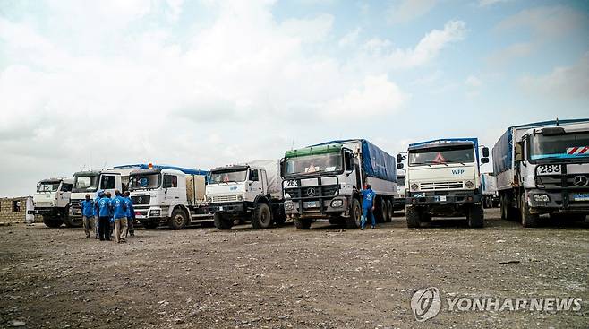 수단에서 구호품 전달 대기 중인 세계식량계획(WFP) 차량 [로이터 연합뉴스 자료사진. 재판매 및 DB 금지]