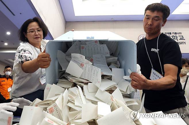 유권자의 선택은? 열리는 투표함 (서울=연합뉴스) 김도훈 기자 = 제21대 대통령 선거일인 3일 서울 광진구 세종대학교 컨벤션센터에 설치된 개표소에서 개표사무원들이 투표함을 개함하고 있다. 2025.6.3 superdoo82@yna.co.kr