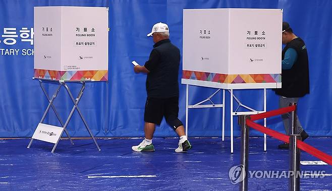 투표하는 유권자들 (제주=연합뉴스) 박지호 기자 = 제21대 대통령선거일인 3일 오전 제주시 연동 제2투표소가 마련된 신제주초 체육관에서 유권자들이 투표하고 있다. 2025.6.3 jihopark@yna.co.kr