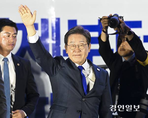 제21대 대통령 당선이 확실시된 더불어민주당 이재명 대선 후보가 4일 새벽 서울 여의도 국회 인근에 마련된 더불어민주당 국민개표방송시청 현장에서 지지자들에게 인사하고 있다. 2025.6.4 /이지훈기자 jhlee@kyeongin.com