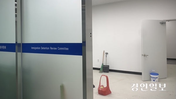 2일 오전, 출범 첫 업무를 시작한 화성시 남양읍에 위치한 외국인보호위원회 모습. 이날 공식 업무에 들어갔지만, 현장은 여전히 마감 공사가 한창이었다. 2025.6.2 /유혜연기자 pi@kyeongin.com