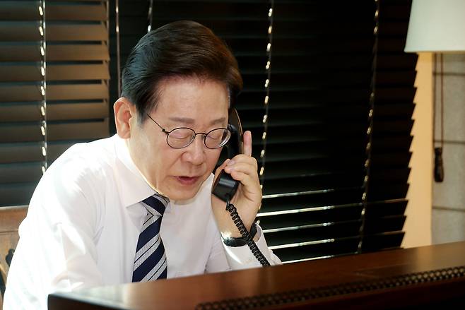 ▲ 이재명 대통령이 4일 인천 계양구 사저에서 김명수 합참의장과 전화 통화하며 군 통수권 이양 보고를 받고 있다. /연합뉴스